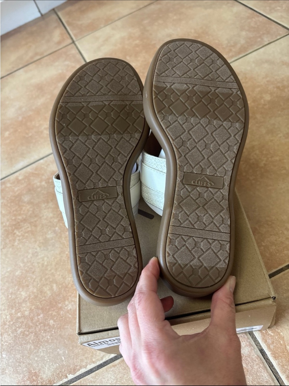 Macys White Leatherette Toe-Post Sandals with Decorative Ring Brand Cliff size 7 - Picture 4 of 13
